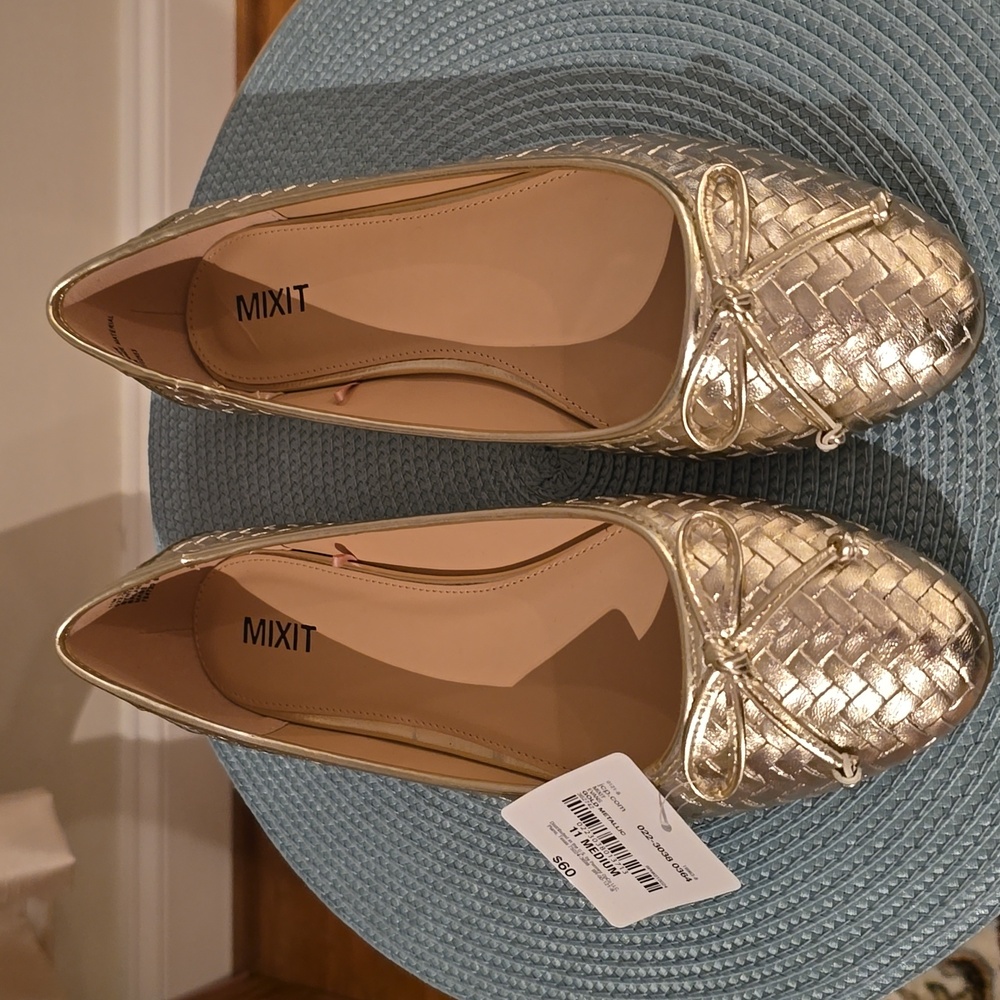 MIXIT BRAND WOMEN'S GOLDTONE FLAT SHOE SIZE 11